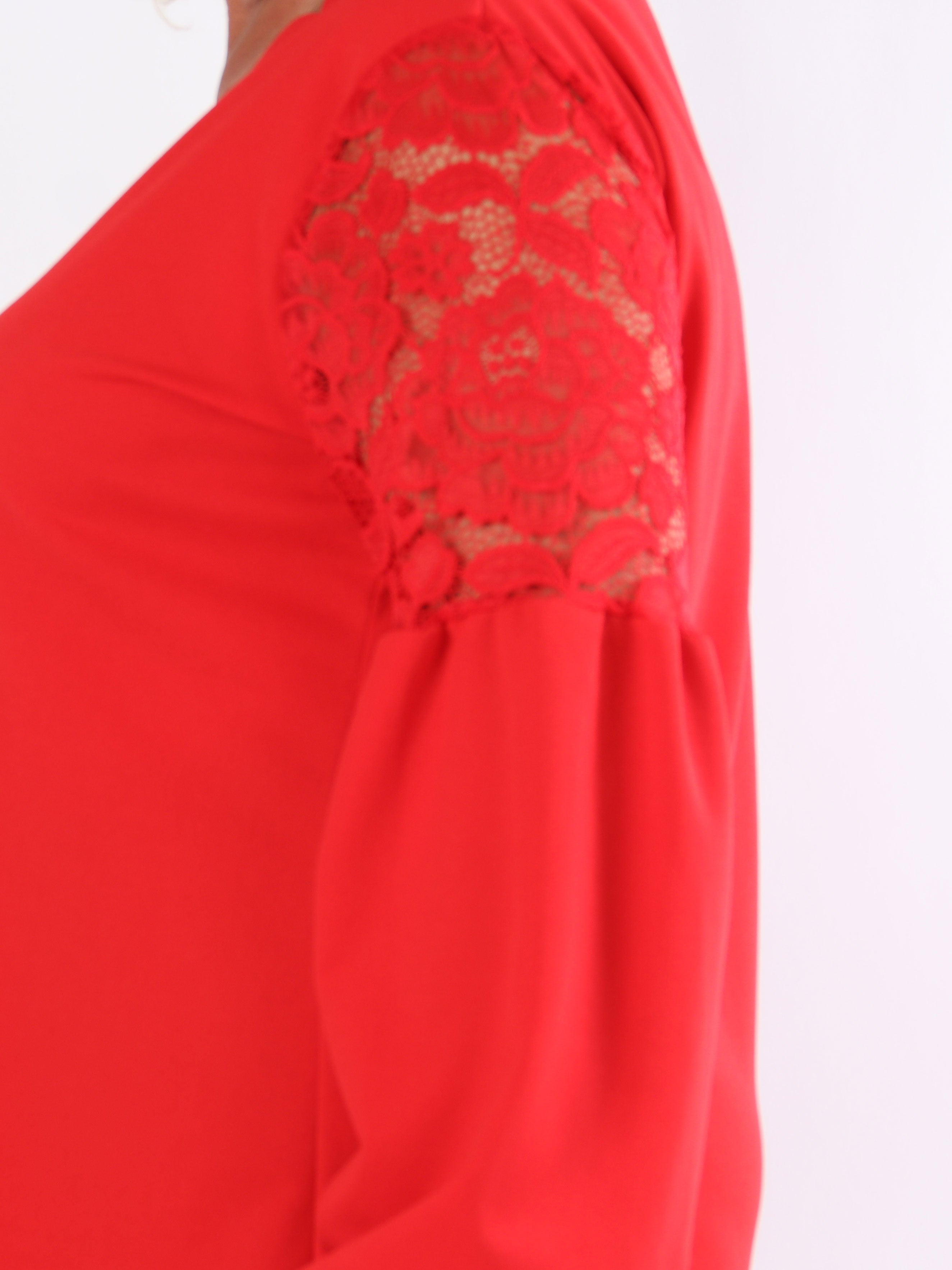 Romance - Fin plus size kjole med blondeærmer